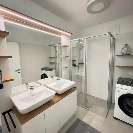 100 Qm Penthouse, Self-check-in, 2 Parkplaetze アパート *