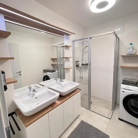 100 Qm Penthouse, Self-check-in, 2 Parkplaetze * グラーツ
