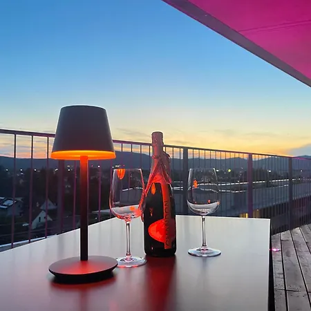 100 Qm Penthouse, Self-check-in, 2 Parkplaetze アパート
