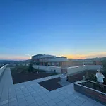 100 Qm Penthouse, Self-check-in, 2 Parkplaetze شقة