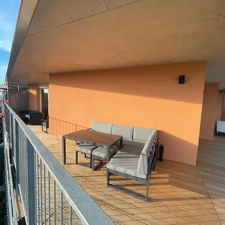 100 Qm Penthouse, Self-check-in, 2 Parkplaetze Appartement