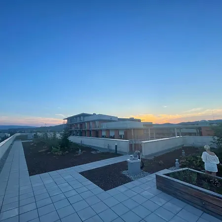 100 Qm Penthouse, Self-check-in, 2 Parkplaetze Appartement