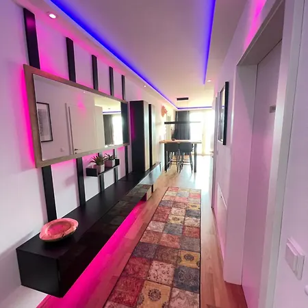 100 Qm Penthouse, Self-check-in, 2 Parkplaetze *