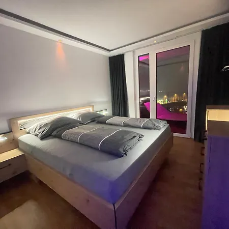 Apartment 100 Qm Penthouse, Self-check-in, 2 Parkplaetze