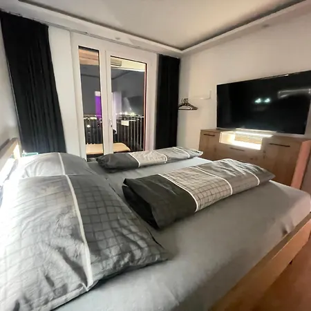 100 Qm Penthouse, Self-check-in, 2 Parkplaetze Apartment *